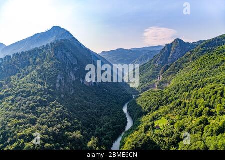 Moraca River Canyon - Luftbild Stockfoto