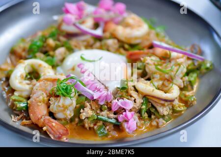 Pikanter Salat oder würzigen geflügelte Bohne Salat mit Garnelen und Tintenfisch, Thai Food Stockfoto