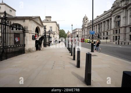 Tag 46 der Lockdown, in London, der mit den Feierlichkeiten zum 75. Jahrestag des VE Day zusammenfällt. Ein sehr ruhiger Blick vor dem Household Cavalry Museum entlang Whitehall. Aufgrund der Blockade des Landes müssen viele Feiern in den Häusern und Vorgärten der Menschen stattfinden, während sie sich sozial von anderen fernhalten. Große Feiern sollten stattfinden und die Mall sollte voller Menschen sein und die königliche Familie, einschließlich Königin Elizabeth II., wäre normalerweise auf dem Balkon von Buckingham bereit gewesen, einen Flypast von den roten Pfeilen zu beobachten. Das Land ist gesperrt Stockfoto