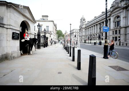 Tag 46 der Lockdown, in London, der mit den Feierlichkeiten zum 75. Jahrestag des VE Day zusammenfällt. Ein sehr ruhiger Blick vor dem Household Cavalry Museum entlang Whitehall. Aufgrund der Blockade des Landes müssen viele Feiern in den Häusern und Vorgärten der Menschen stattfinden, während sie sich sozial von anderen fernhalten. Große Feiern sollten stattfinden und die Mall sollte voller Menschen sein und die königliche Familie, einschließlich Königin Elizabeth II., wäre normalerweise auf dem Balkon von Buckingham bereit gewesen, einen Flypast von den roten Pfeilen zu beobachten. Das Land ist gesperrt Stockfoto