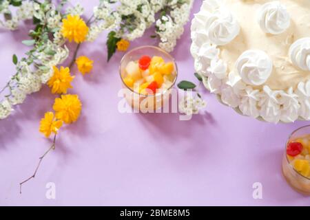 Fruchtschicht Kuchen mit Frühlingsblumen Stockfoto