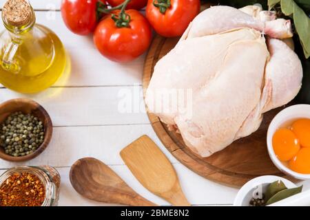 Rohes Huhn mit frischem Gemüse und Gewürzen Stockfoto
