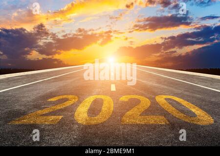 Leere Asphaltstraßen und das Konzept für das neue Jahr 2020. Die Nummer 2020 auf der geraden Autobahn. Stockfoto