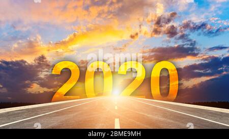 Leere Asphaltstraßen und das Konzept für das neue Jahr 2020. Die Nummer 2020 auf der geraden Autobahn. Stockfoto