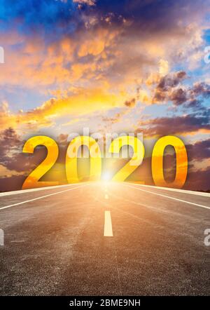 Leere Asphaltstraßen und das Konzept für das neue Jahr 2020. Die Nummer 2020 auf der geraden Autobahn. Stockfoto