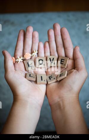 Liebe das Leben in Blockbuchstaben Stockfoto