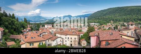 Malerische Stadt in Norditalien. Marchirolo über dem Luganersee Stockfoto