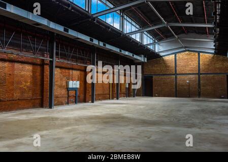 Unbemannte, industrielle Gebäude im alten Lagergebäude. Stockfoto