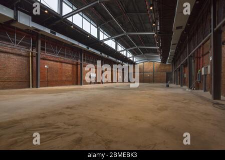 Unbemannte, industrielle Gebäude im alten Lagergebäude. Stockfoto