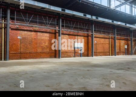 Unbemannte, industrielle Gebäude im alten Lagergebäude. Stockfoto