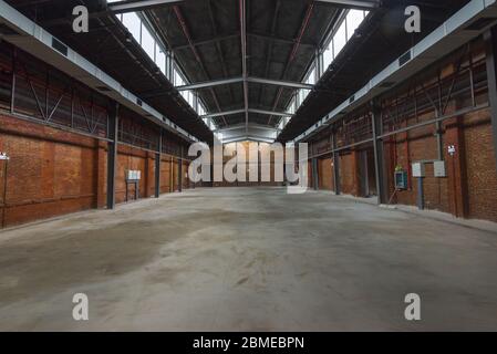 Unbemannte, industrielle Gebäude im alten Lagergebäude. Stockfoto