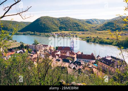 Durnstein Stadt in der Wachau mit blauem und weißem Turm der Abteikirche und Donau von oben Stockfoto