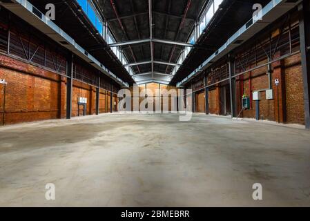 Unbemannte, industrielle Gebäude im alten Lagergebäude. Stockfoto