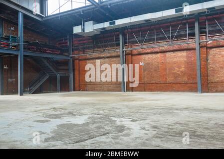 Unbemannte, industrielle Gebäude im alten Lagergebäude. Stockfoto