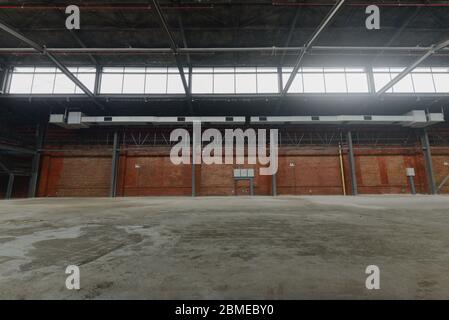 Unbemannte, industrielle Gebäude im alten Lagergebäude. Stockfoto