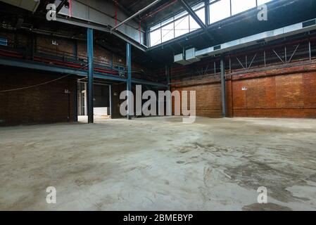 Unbemannte, industrielle Gebäude im alten Lagergebäude. Stockfoto