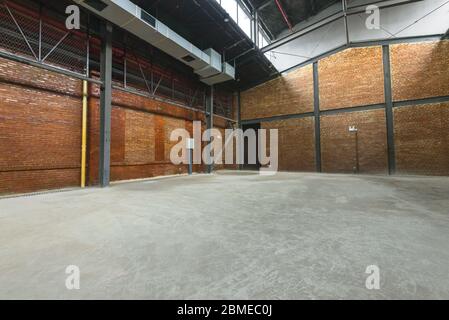 Unbemannte, industrielle Gebäude im alten Lagergebäude. Stockfoto