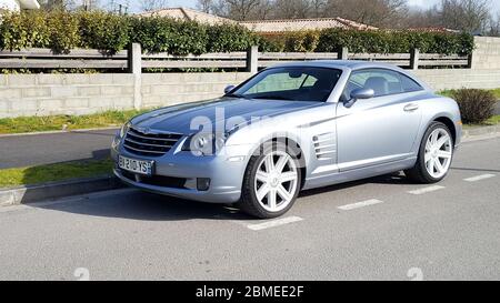 Bordeaux , Aquitaine / Frankreich - 05 05 2020 : Chrysler Kreuzfeuer Auto Schild Logo Fahrzeug in der Stadt Straße geparkt Stockfoto