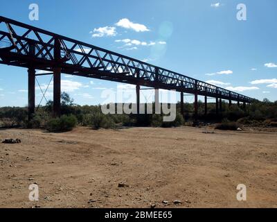 Die stillgeratende Schmalspurbahnbrücke Algebuckina, südlich von Oodnadatta gelegen. Stockfoto