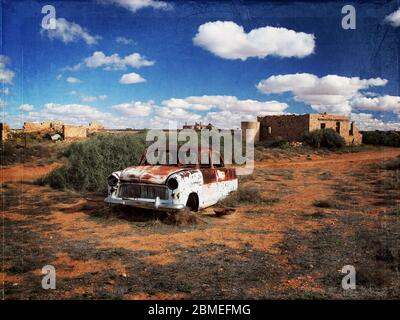 Ford Konsul Auto verlassen an der Farina Township Ruinen. Australien Stockfoto