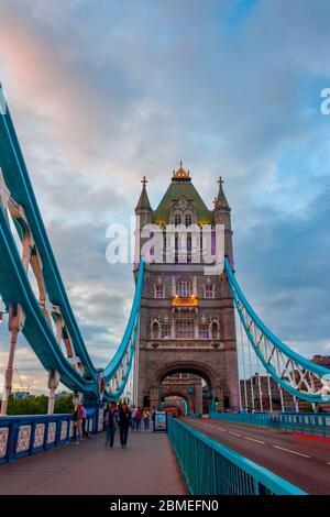 London, Großbritannien - 27. Juni 2015 :Tower Bridge, ikonisches Symbol von London, von Touristen auf der ganzen Welt besucht Stockfoto