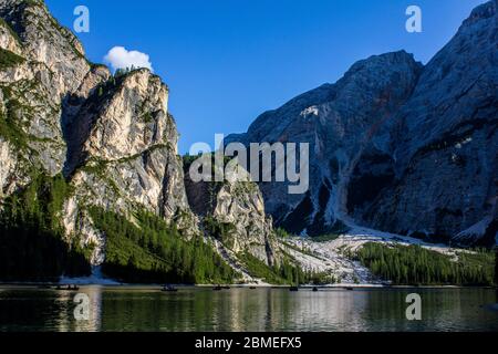 Lago di Prags, Italien - 14. August 2019: Menschen in Booten im Lago di Prags bei Sonnenuntergang Stockfoto