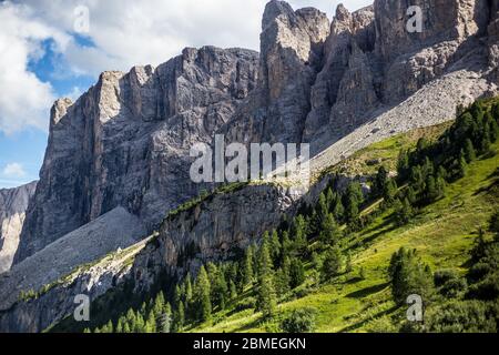 Blick auf die Sellagruppe oberhalb von Wolkenstein in Gröden Stockfoto