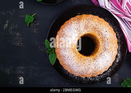 Kürbiskuchen mit Schokoladenchips für Herbst Abendessen. Vegetarisches Essen. Draufsicht, Overhead Stockfoto