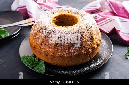 Kürbiskuchen mit Schokoladenchips für Herbst Abendessen. Vegetarisches Essen. Stockfoto