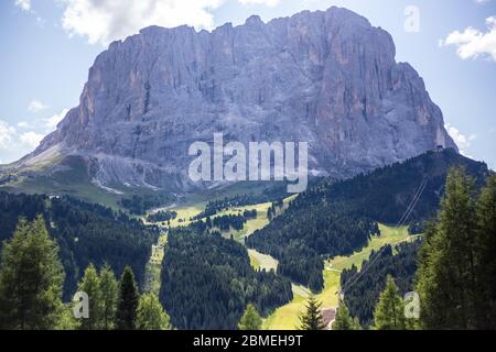 Blick auf Langkofel von Wolkenstein in Gröden, Italien Stockfoto