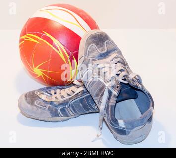 Sehr alte Laufschuhe mit Schnürsenkeln auf hellem Hintergrund. Stockfoto