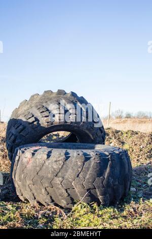 Alter Reifen des großen Traktors, großer Traktorreifen, Radtraktor Stockfoto