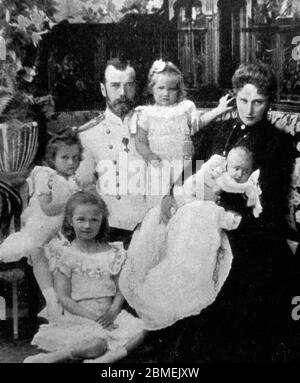 Nicolás II. (1868-1918), último zar de Rusia, con su familia, su esposa, la gran duquesa Alejandra Fiodorovna Romanova (1872-1918), y sus hijas Olga Nikolaevna (1895-1918), Tatiana Nikolaevna (1897-1918), Maria Nikolaevna (1899-1918), y Anastasia Nikolaevna (1901-1918), en el año 1901. Stockfoto