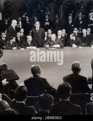 París. Firma del acuerdo de paz en Vietnam el 27 de enero de 1973. Nguyen Duy Trinh (1910-1985), ministro de asuntos exteriores de Vietnam del Norte y William Pierce Rogers (1913-2001), secretario de estado de Estados Unidos. Foto Keystone. Stockfoto