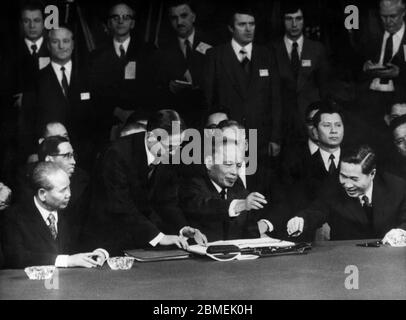 París. Firma del acuerdo de paz en Vietnam el 27 de enero de 1973. Nguyen Duy Trinh (1910-1985), ministro de asuntos exteriores de Vietnam del Norte en el momento de la Firma. Foto Keystone. Stockfoto