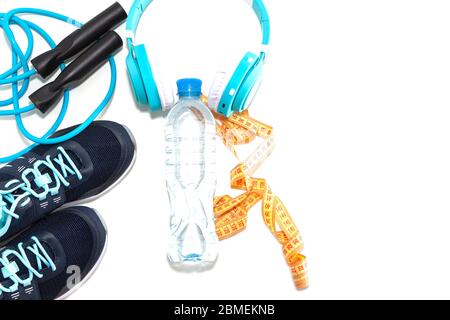 Sportschuhe, Wasserflasche, Musik-Kopfhörer, gesundes Lifestyle-Konzept, gesunde Ernährung, Sport und Ernährung Stockfoto