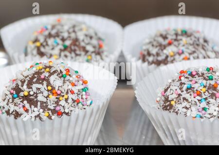 Bunte Cupcakes mit einer Vielzahl von Zubereien Geschmack. Stockfoto