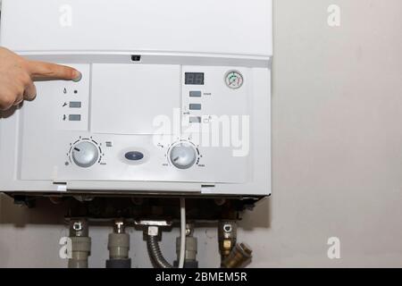 Bedienfeld des Gaskessels für Warmwasser und Heizung. Stockfoto