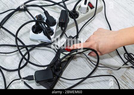 Viele Steckdosen-fähige Geräte. Energiesparmodus. Stockfoto