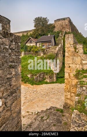 Stadtmauern in der Festung und ein Wohnhaus in Jajce, Zentralbosnien Kanton, Bosnien und Herzegowina, Südosteuropa Stockfoto