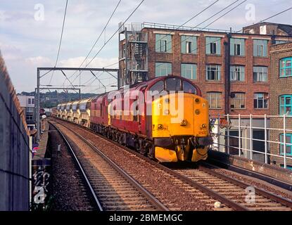 Ein Paar Diesellokomotiven der Baureihe 37 mit den Nummern 37521 und 37109, die in Kentish Town im Norden Londons als Bauingenieure arbeiten. Stockfoto