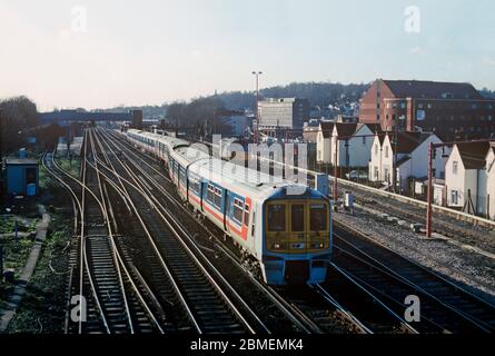 Ein Paar elektrische Zweispannungs-Einheiten der Klasse 319, die am 28. Januar 1994 von 319164 Köpfen entfernt vom Redhill-Stopp mit einem Network Southeast Thameslink-Dienst geführt wurden. Stockfoto