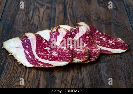 Roh Geräucherte Trockene Gereifte Kalbsrippenscheiben. In Scheiben geschnitten und geschnitten Schinken / Salami. Bereit zum Essen. Stockfoto