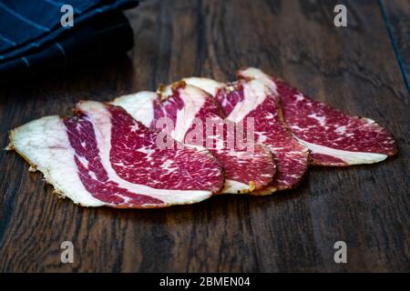 Roh Geräucherte Trockene Gereifte Kalbsrippenscheiben. In Scheiben geschnitten und geschnitten Schinken / Salami. Bereit zum Essen. Stockfoto