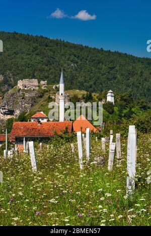 Muslimischer Friedhof, Minarett, mittelalterliche Burgruine in Prusac, Dorf auf einem Hügel über Skopaljska Tal, Bosnien und Herzegowina Stockfoto