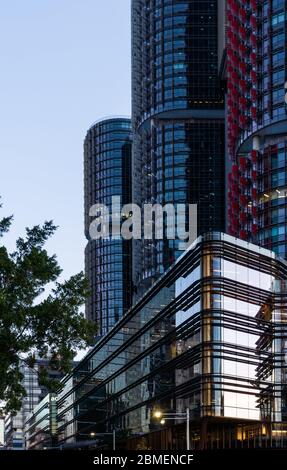 Eine kontrastreiche Aufnahme des Barangaroo-Viertels in Sydney bei Dämmerung Stockfoto