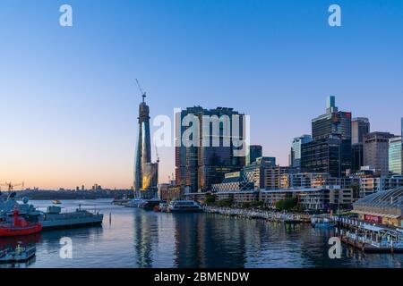 Eine Aufnahme von Darling Harbour, die den Bau des Crown Casino Tower in Barangaroo zeigt Stockfoto