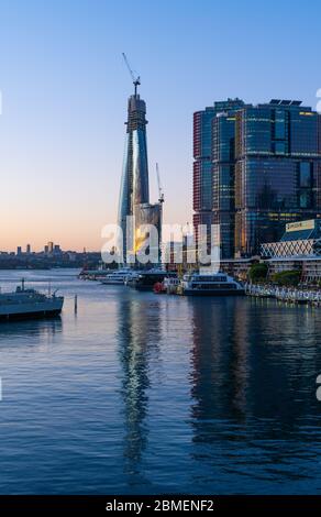 Eine Aufnahme von Darling Harbour, die den Bau des Crown Casino Tower in Barangaroo zeigt Stockfoto