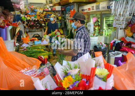 (200509) -- KUALA LUMPUR, 9. Mai 2020 (Xinhua) -- Ladenhelfer bereiten Blumen für den bevorstehenden Muttertag inmitten der COVID-19-Pandemie in Kuala Lumpur, Malaysia, 9. Mai 2020 vor. (Foto von Chong Voon Chung/Xinhua) Stockfoto