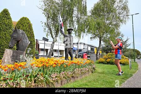 Worthing UK 8. Mai 2020 - Gedenkstätte des Ersten Weltkriegs in Rustington anlässlich des Jahrestages des VE-Tages während der Sperrbeschränkungen der COVID-19-Pandemie. Es ist 75 Jahre her, dass der Sieg in Europa über die Deutschen während des Zweiten Weltkriegs verkündet wurde : Credit Simon Dack / Alamy Live News Stockfoto